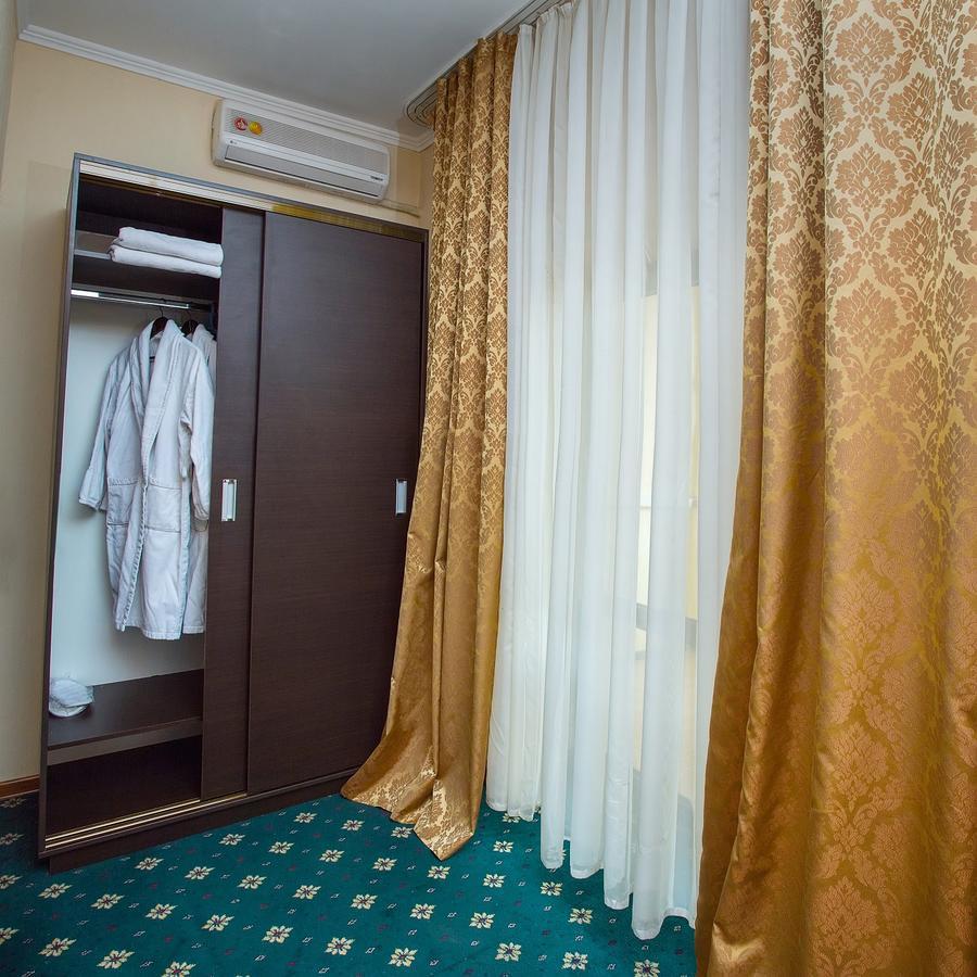 אלמטי Stary Melnik Hotel מראה חיצוני תמונה