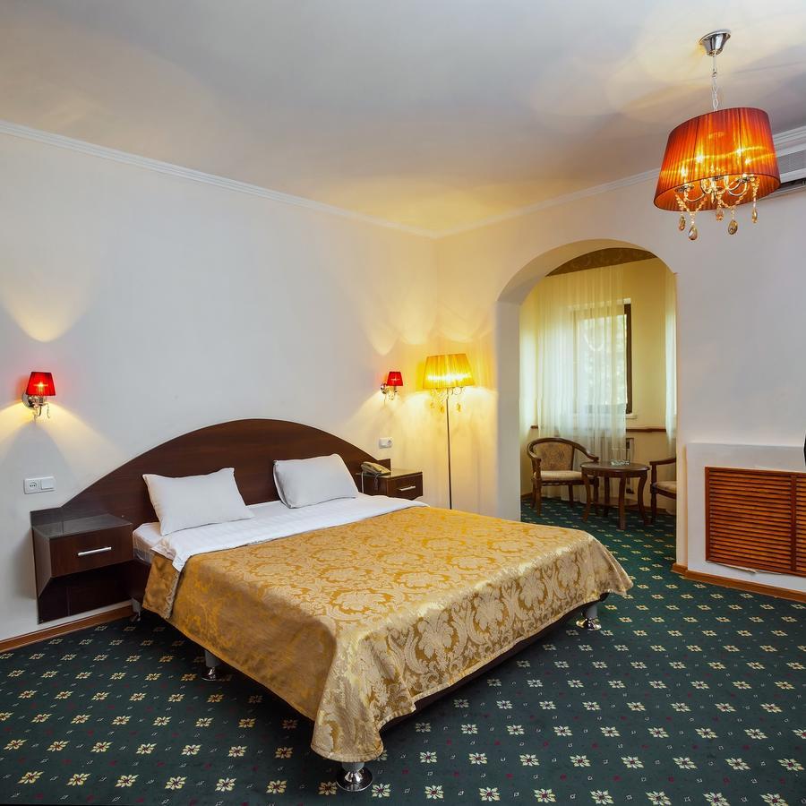 אלמטי Stary Melnik Hotel מראה חיצוני תמונה