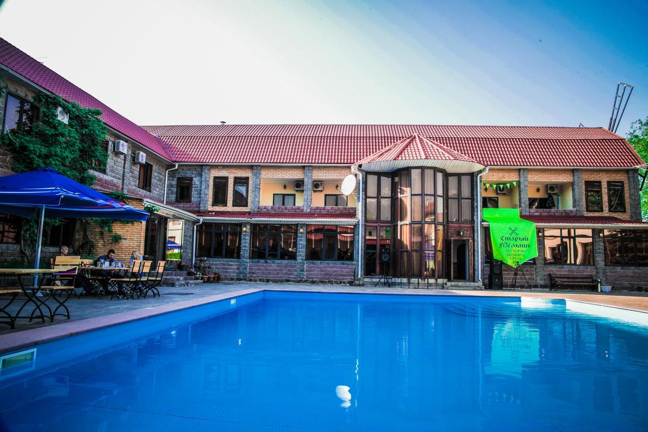 אלמטי Stary Melnik Hotel מראה חיצוני תמונה